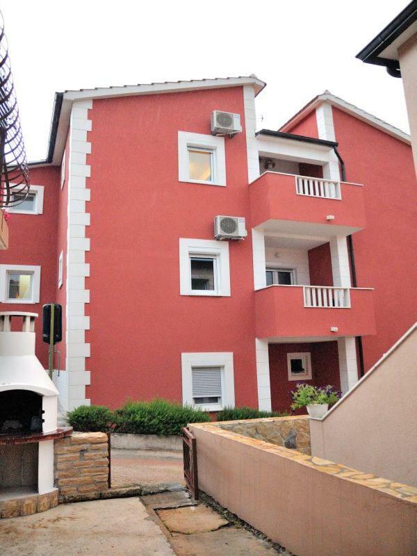 Apartments Mira Рогозница Экстерьер фото