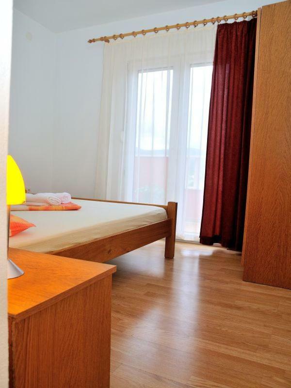 Apartments Mira Рогозница Экстерьер фото
